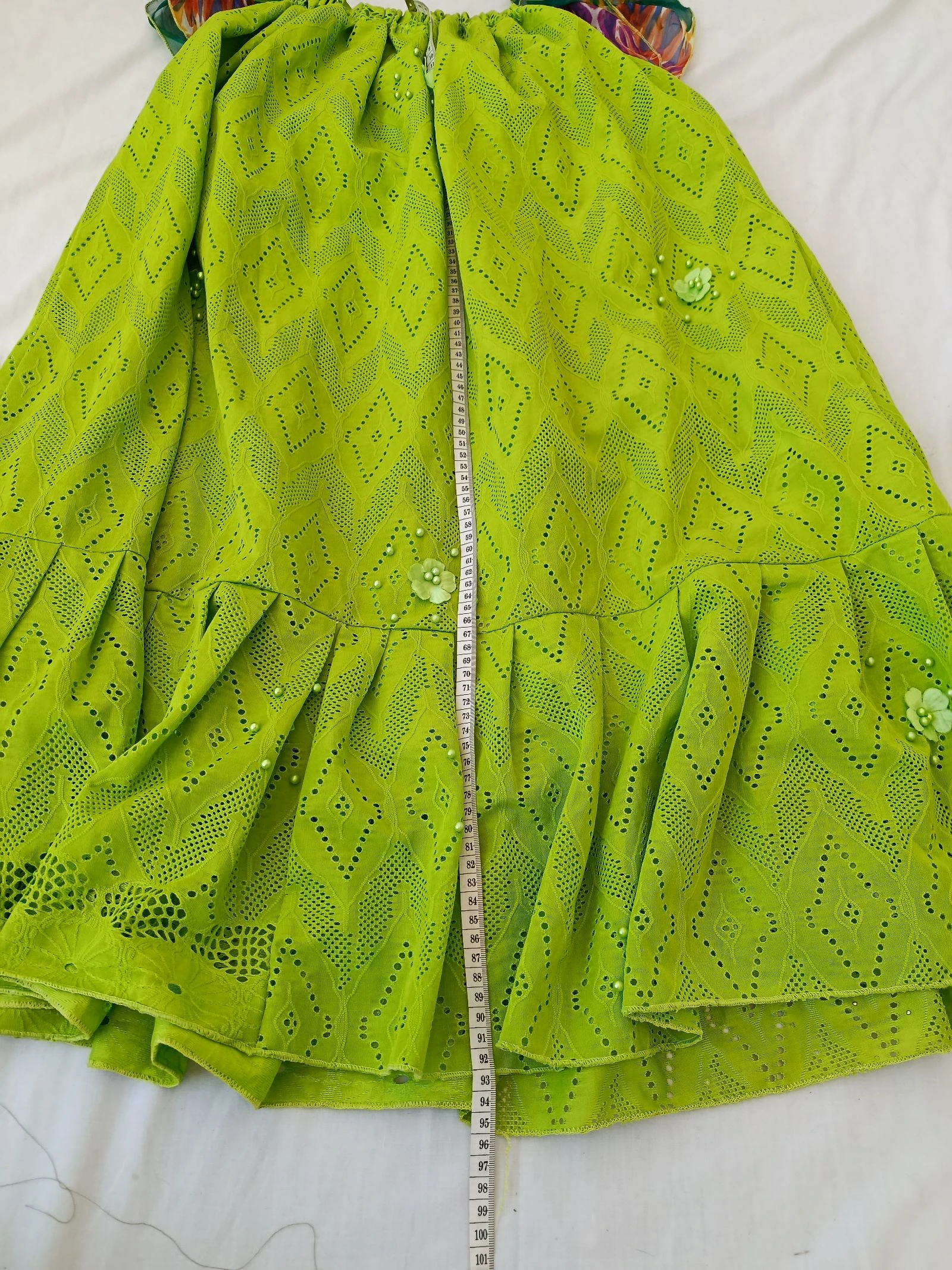 Vestido original verde holgado con hombros descubiertos y mangas multicolor talla 40/42 – photo 4